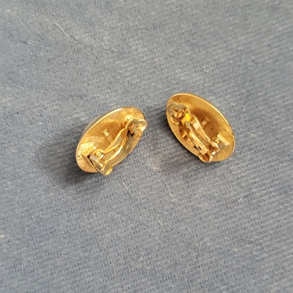 Vintage Richelieu Faux Pearl Clip Earrings - Picture 2 of 3